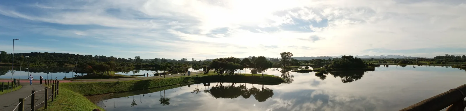 Vista panorâmica dos caminhos e lagos do Parque das Águas, em Pinhais